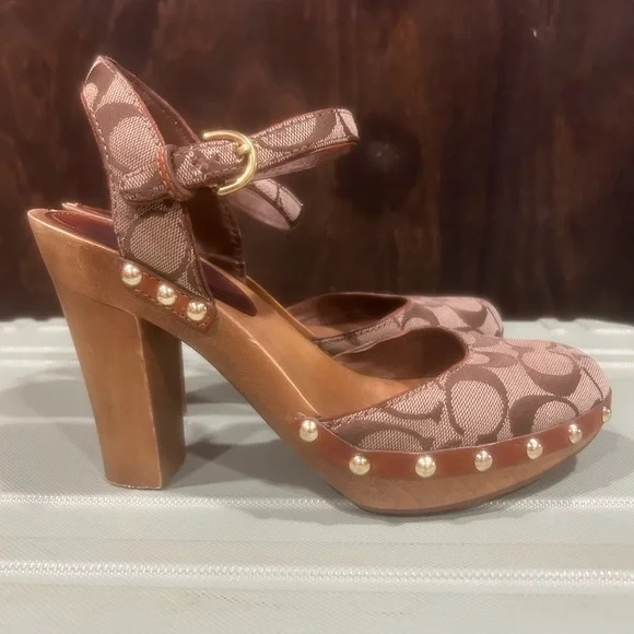 Woman’s vintage coach heels - Picture 1 of 5